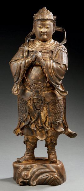 CHINE - XIXe siècle Statuette de gardien du temple en bronze à patine partiellement...