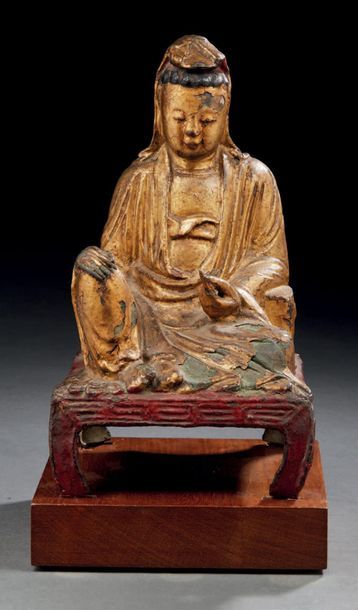 VIETNAM - XVIIe/XVIIIe siècle Statuette de Guanyin en bronze laqué or et rouge, assise...