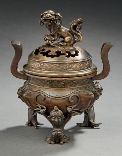 CHINE - XIXe siècle Brûle-parfum tripode en bronze à patine brune, il est en forme...