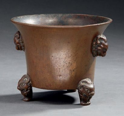 CHINE - XIXe siècle Brûle-parfum tripode en bronze à patine brune, les pieds et les...