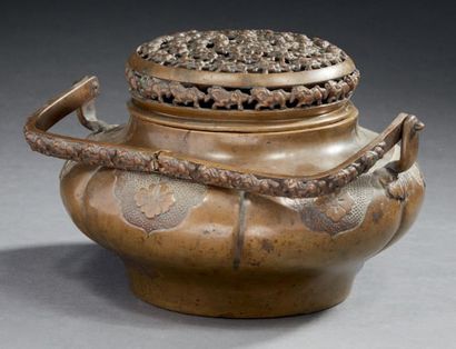 CHINE - Vers 1900 Chaufferette en bronze à patine brune, les côtés à décor ciselés...