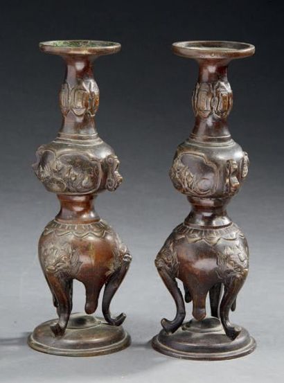 JAPON - Epoque MEIJI (1868-1912) Paire de vases en bronze à patine brune posés sur...
