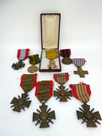 null Lot de 9 croix et médailles de la guerre de 1939/1945 et après : 4 croix de...