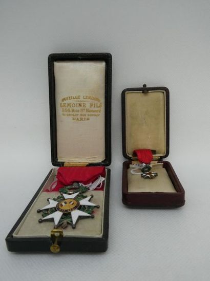 null Deux croix de chevalier de l'ordre de la Légion d'honneur dans leurs écrins,...