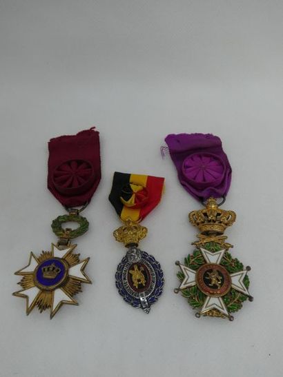 null Trois croix belges : 1 croix d'officier à titre militaire de l'ordre de Léopold,...