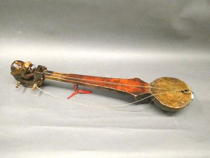 null Instrument de musique en bois polychrome, le manche se terminant par une tête...