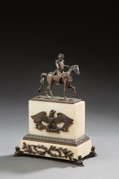 null Napoléon Bonaparte à cheval_x000D_

Sujet en bronze à patine brune reposant...
