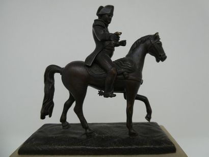 null Napoléon Bonaparte à cheval_x000D_

Sujet en bronze à patine brune reposant...
