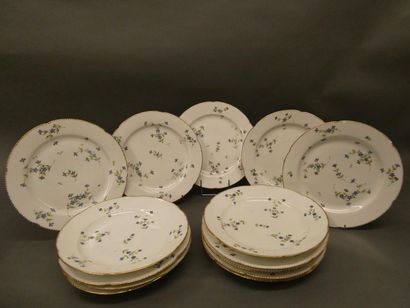 null Ensemble de 14 assiettes plates en porcelaine décor Barbeau_x000D_

LOCRE début...