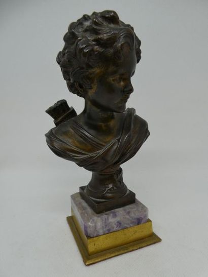 null D'Après AGATHON LEONARD (1841-1923)_x000D_

Cupidon_x000D_

Petit sujet en bronze...