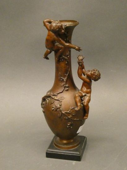null Henri Plé (d’après) : Vase en bronze ciselé et patiné ; de forme balustre, il...