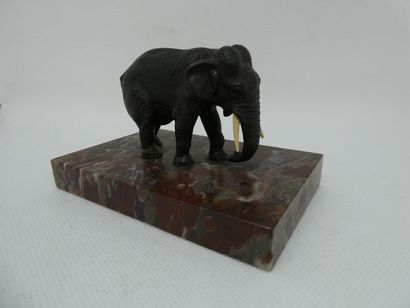 null Petite sculpture en bronze à patine brune figurant un éléphant, les défenses...