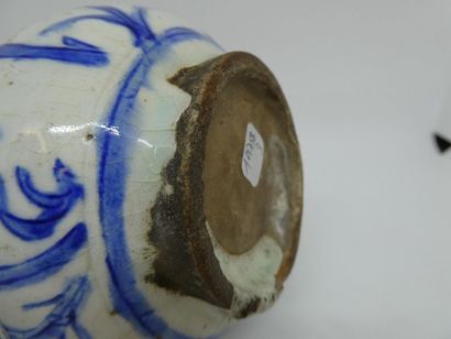 null PERSE_x000D_

Petit vase globulaire à col étroit terminé par un bulbe en céramique...