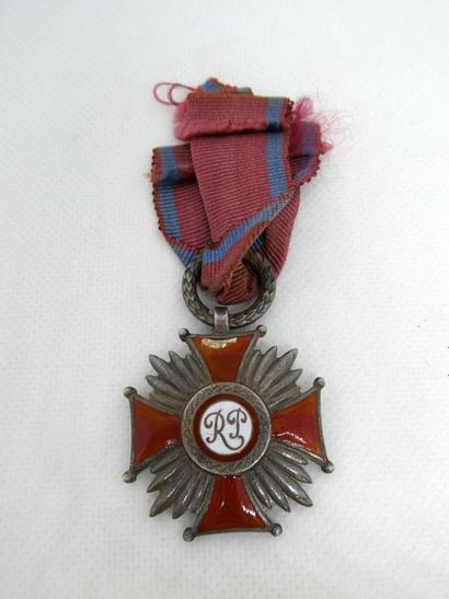 null Croix du Mérite polonais en métal blanc, uni face, à quatre branches émaillées...