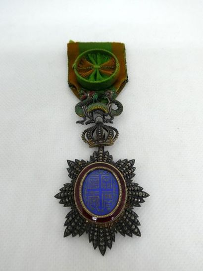 null Croix d'officier de l'ordre du Dragon d'Annam en vermeil émaillée, avec son...