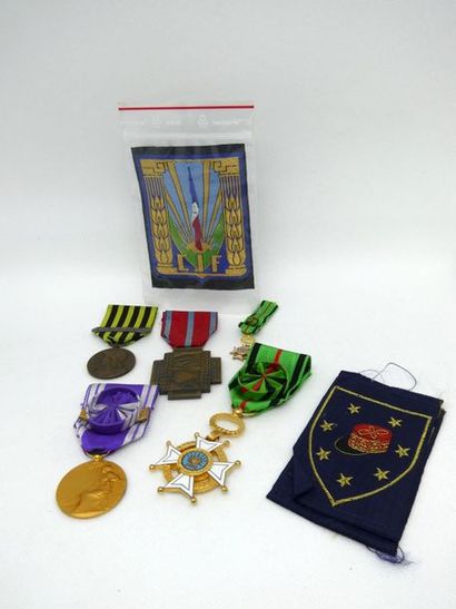 null Lot de cinq décorations et médailles diverses dont une croix du Mérite combattant...