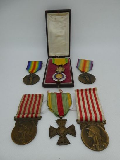 null Lot de 12 croix et médailles de la guerre de 1914/1918 : 3 croix de Guerre ;...