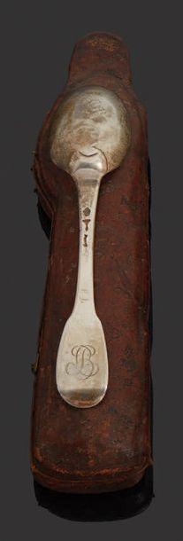 null Leatherette cover case with silver spoon.
18th century period.
Net weight: 59,2...