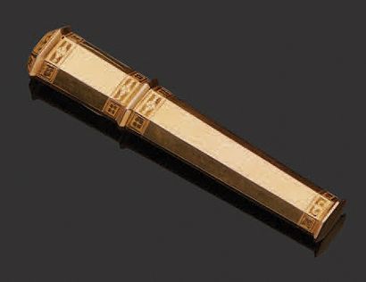 null Gold needle case.
Early 19th century period.
Length : 8,5 cm.
Weight: 12,2 ...