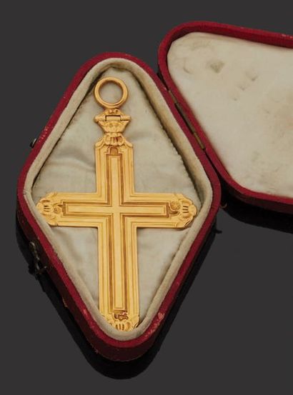 null Croix en or jaune 18K (750) ornée d'encadrements sur fond amati et de coquilles...