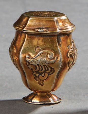null Ointment jar in repoussé vermilion with scroll decorations.
18th century period.
Height...