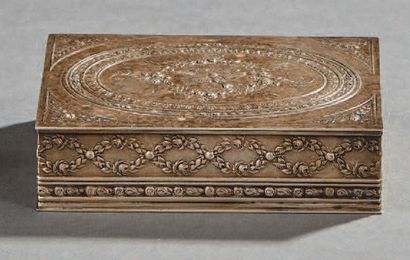 null Petite boite rectangulaire en argent de style Louis XVI, elle est ornée de colombes...