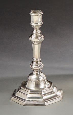 null Flambeau de forme balustre en argent uni, modèle à pans.
Saint Quentin 1768-1774.
Maître-orfèvre:...