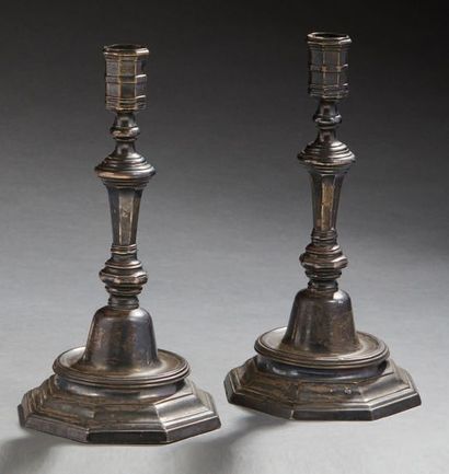 null Paire de flambeaux ou bougeoirs en argent fondu, le pied octogonal, le fût,...