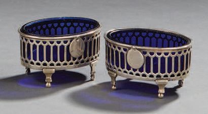 null Paire de salerons argent, les verreries bleu cobalt.
Paris fin du XVIIIe siècle.
Poids...