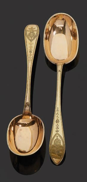 null Pair of vermeil serving spoons, spatulas finely chiselled with friezes, foliage,...