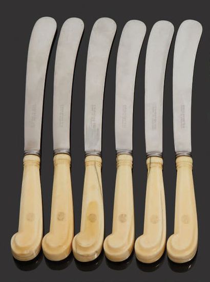 null Suite of six table knives, steel blades.
English work of the 19th century.