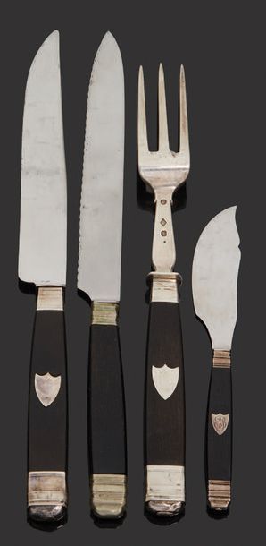 null Cutting set in silver, steel and blackened wood.
Paris 1819-1838.
Length: 31,5...