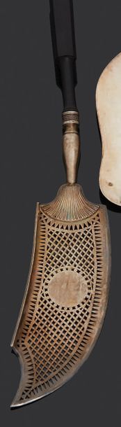 null Silver fish shovel, the openwork shovel decorated with a blank medallion.
Paris...
