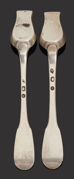 null Pair of silver salt shovels, one flat model.
Paris 1809-1819.
Weight: 24,62...