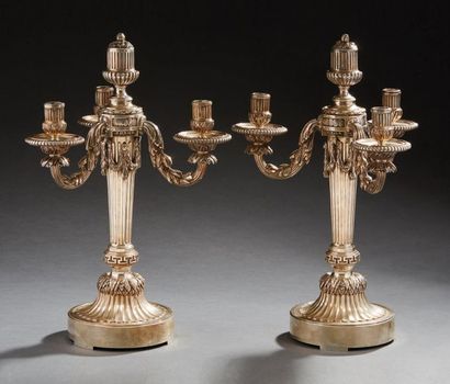 BOINTABURET Importante paire de candélabres en argent de style Louis XVI à trois...