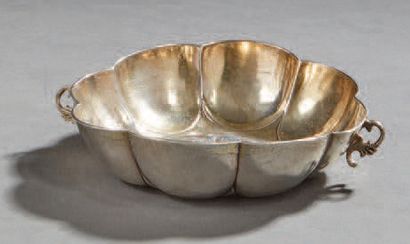 null Two-handled silver bowl with large gadroons, the bottom chiselled with foliage.
German...