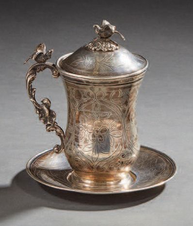 null Covered silver sherbet cup.
Turkey 19th century.
Net weight: 312,4 g.