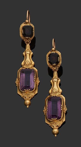 null PAIRE DE BOUCLES D'OREILLE en or jaune 18K (750) et améthyste.
Epoque XIXe siècle.
Poids...