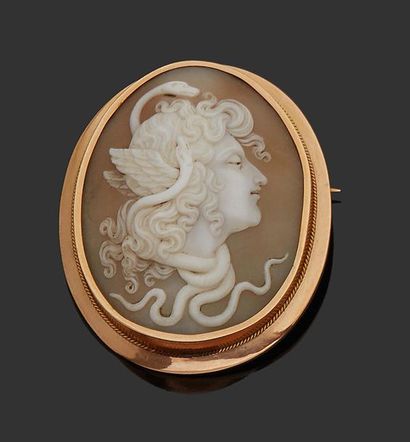 null LARGE 18K (750) yellow gold oval spit with a cameo depicting the Medusa.
Late...