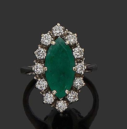 null NAVETTE RING in 18K (750) white gold set with a shuttle-cut emerald and diamonds.
TDD:...