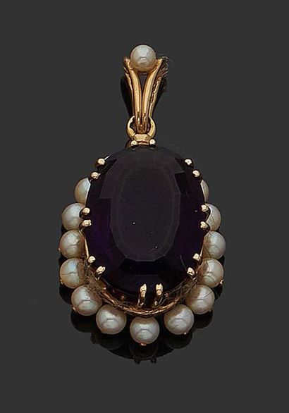 null 18K (750) yellow gold PENDANT set with an amethyst in a circle of pearls.
Gross...