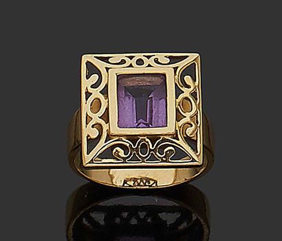 null RING in 18K (750) yellow gold set with a rectangular amethyst.
TDD: 54.
Gross...