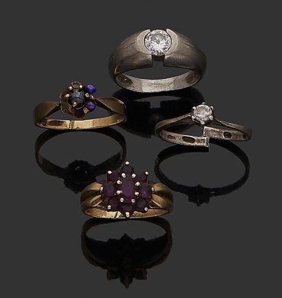 null SET of four metal/silver rings.
Gross weight: 10.9 g.