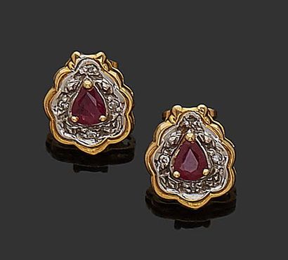null PAIR OF 18K (750) yellow gold EAR BUTTONS set with rubies in a brilliant setting.
Gross...