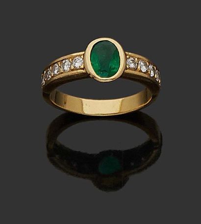 null RING in 18K (750) yellow gold with an oval emerald set with diamonds.
TDD: 59.
Gross...