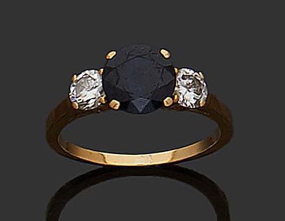 null RING in 18K (750) yellow gold set with a sapphire and two brilliants.
TDD: 50.5.
Gross...