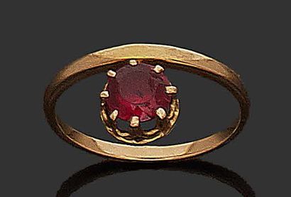 null RING in 18K (750) yellow gold and imitation red stone.
TDD: 54.5.
Gross weight:...