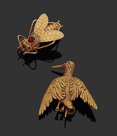 null SET of two 18K (750) yellow gold brooches, one featuring a woodcock, the other...