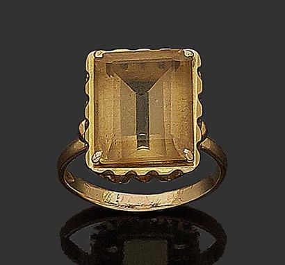 null RING in 18K (750) yellow gold set with a rectangular citrine.
Gross weight :...