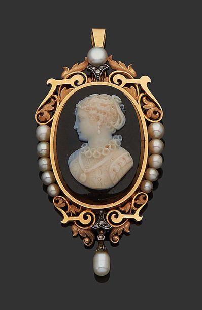 null 18K (750) yellow gold oval PENDANT decorated with a cameo in a circle of pearls...